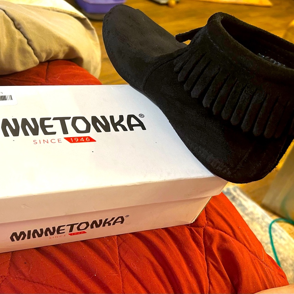 Minnetonka moccasins Size 7.5….. just like new!!! So comfortable!!!